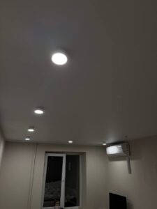 Матовый натяжной потолок с светильниками в Солигорске