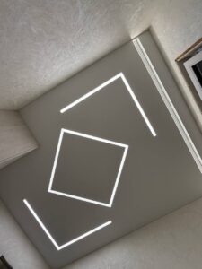 натяжной потолок с трековым освещением в Солигорске