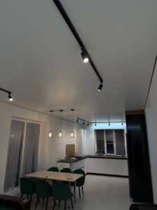 Натяжной потолок с трековым освещением в Солигорске